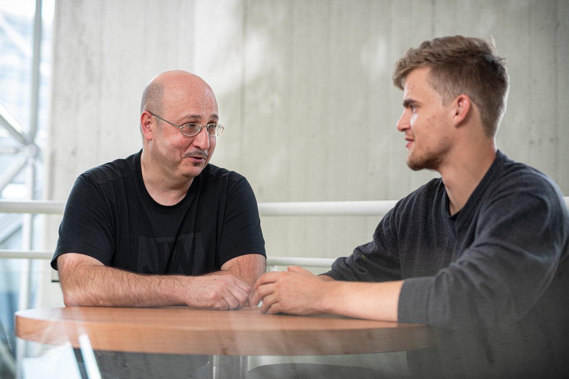 Gesprächssituation zwischen zwei Männern 